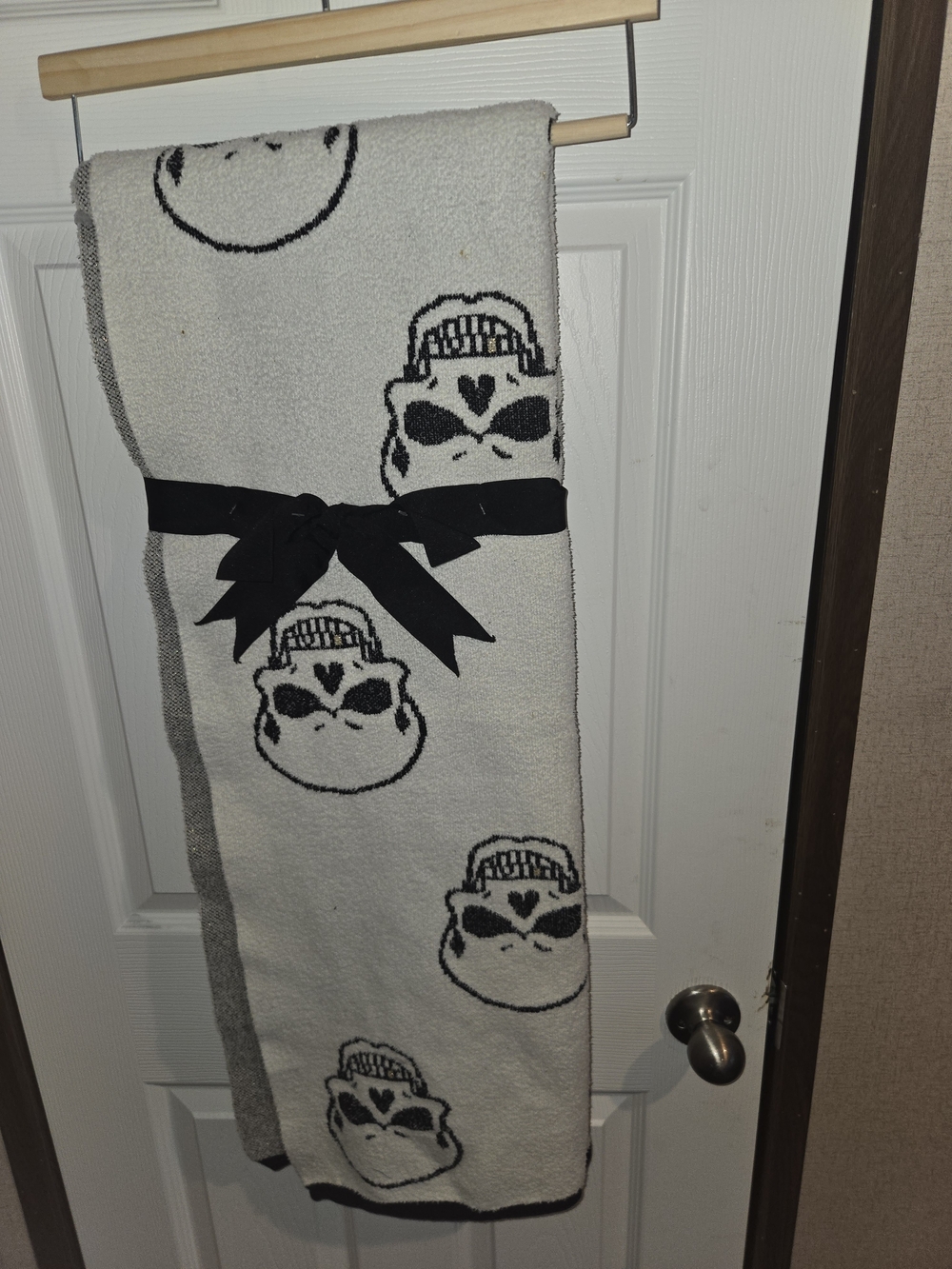Black & White Skull Throw Blanket – Decorative Accent
